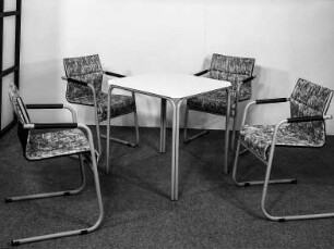 Sitzgruppe mit Tisch