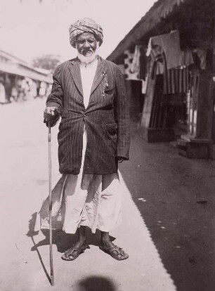 Inder in einer Basarstrasse, Mombasa : Kenia, Mombasa, Alter Inder in einer Basarstrasse, 1936