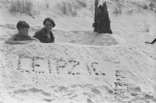 Sandburg : Frau Kupferschmidt und ihr Sohn in einer Sandburg.