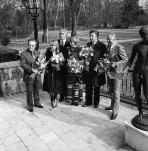 Herrenhaus [Schloss Tremsbüttel]: Terrasse: dahinter Park [Schlosspark]: Verleihung des "Goldenen Bildschirms": Preisträger mit Blumensträußen, darunter Sänger und Schauspieler Peter Alexander, Sängerin und Schauspielerin Cornelia Froboess sowie Naturfilmer Heinz Sielmann: rechts Bronzeskulptur