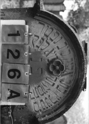 Grabstein 126 (Index: 100116458) Material: Sandstein Zustand: gut Maße HxBxT: 159x52x30 cm Beschreibung: aufgesockelte Stele mit eingezogenem Rundbogenabschluß Symbolik: Blüte: Grabstein 126A (Nachholaufnahme)