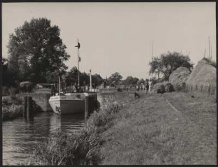 Schulheimschiff "Hans Schemm" fährt durch Mecklenburg