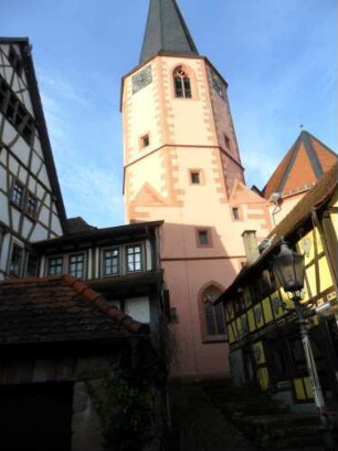 Ansicht von Osten aus der Pfarrgasse mit Fachwerkhäusern unter Kirchturm (Neubau bis 1537 mit achteckigen Obergeschossen)