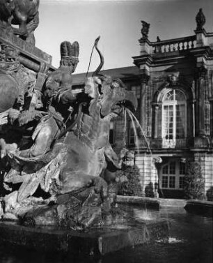 Markgrafenbrunnen : Markgrafenbrunnen. Sandstein (1699-1705; E. Räntz). Greifenreiter (Allegorie des Flusses Moenus (Main) und Amerikas). Bayreuth, Neues Schloss, Platz vor dem Corps de logis