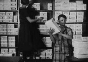 Szene aus dem Dokumentarfilm "Aus eigener Kraft": Im Warenhaus des "Konsumvereins 'Vorwärts' für Dresden und Umgebung"