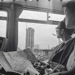Stadtrundfahrt im Bus, 1968, Bild 2. SW-Foto © Kurt Schwarz.