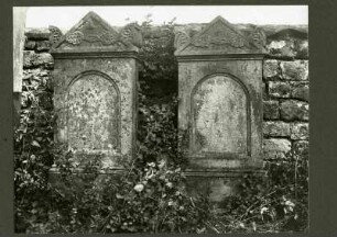 Friedhof. Zwei Grabsteine um 1840