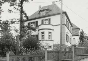 Mobschatz, Wohnhaus : Mobschatz (Kreis Meißen - Radebeul), Wohnhaus, Lutherstraße 26, um 1925, Straßenansicht, Gartenseite