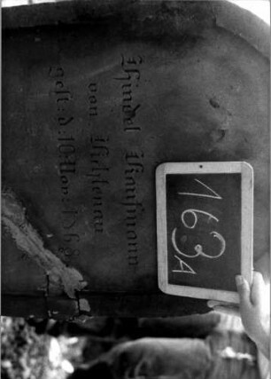 Grabstein 163 (Index: 100111332) Material: Sandstein Zustand: zerbrochen und repariert unter Textverlust Maße HxBxT: 108x61x8 cm Beschreibung: Stele, Rundbogenabschluß, Schriftfeld eingetieft: Grabstein 163A