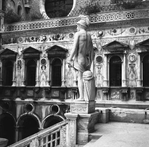 Scala dei Giganti — Statue