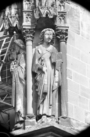 Freiburg: Figuren an den Strebepfeilern des Langhauses, Südseite