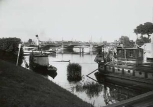 Landsberg an der Warthe, Hafen : Landsberg an der Warthe (Gorzow Wielkopolski/Polen). Straßenbrücke über die Warthe und Eimerketten-Schwimmbagger