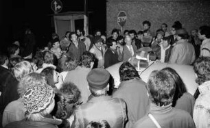 Besetzung der Bezirksverwaltung des Ministeriums für Staatssicherheit der DDR (BVfS) / Amt für Nationale Sicherheit (AfNS) Dresden am 5. Dezember 1989. Fotoserie. Aufnahmezeit: ab ca. 17.30 Uhr