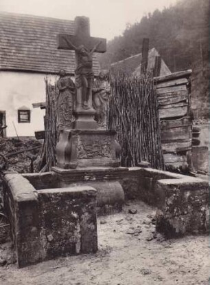 Kruzifix mit Heiligenfiguren. Am Sockel St. Hubertus. 1759