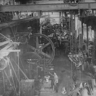 In einer Drehereihalle : Technikgeschichte | Technologie | Maschinenbau und Eisengiesserei | Schwungrad und Seilscheiben-Fabrikation | Cottbusser Maschinenbau-Anstalt und Eisengießerei AG