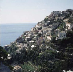 Blick von der Küstenstraße Amalfitina auf die Stadt Positano