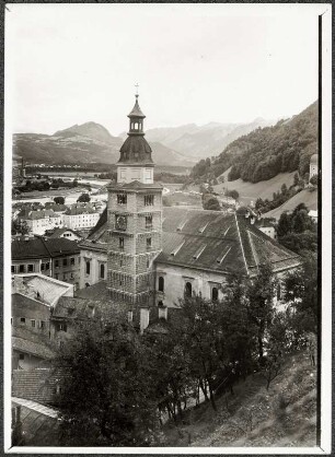 Österreich, Hallein. Pfarrkirche mit Tennengebirge