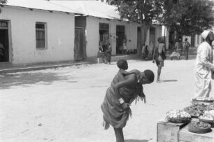 Straße : Frauen und Männer auf einer Straße in Dodoma.