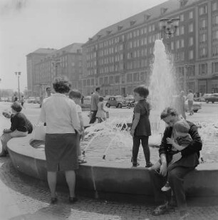 Dresden. Blick entlang der Ernst-Thälmann-Straße Richtung Pirnaischer Platz