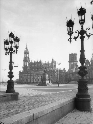 Dresden. Theaterplatz. Blick nach Südosten gegen Katholische Hofkirche und Schloß