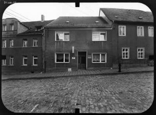 Schkölen, Steinweg. Wohnhäuser. Straßenfront