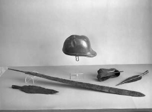 Römischer Helm (Typ Mannheim), Schwert und Lanzenspitzen