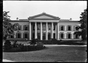 Zwolle, Niederlande. Gerichtsgebäude (Museum de Fundatie). Ansicht vom Park