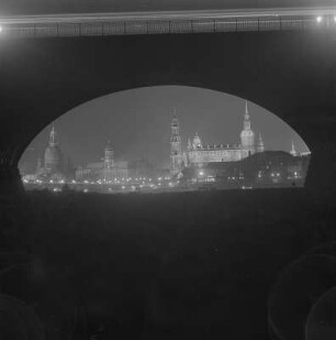 Dresden. Blick vom Neustädter Elbufer durch einen Brückenbogen der Marienbrücke gegen die Altstadt