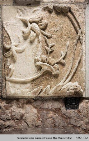 Metope mit Inschrift