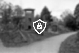 [Name maskiert] Lottbek: Kinderspielplatz: Spiel- und Klettergeräte: vorn Weg und Grünanlage: hinten Häuser, Bäume und Büsche