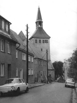 Bärenstein. Stadtkirche (1495; Erneuerung 1738-1740; J. C. Simon, J. G. Ohndorff). Ansicht des Turmes aus einer Nebenstraße