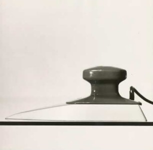 Bügeleisen mit Halteknauf aus Kunstharz, mit eingebauten Thermostat von Hildegard Buchmann