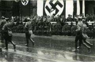 SA marschiert an Adolf Hitler vorbei