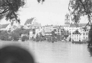 Wasserburg: Stadtansicht mit Inn, Vordergrund Bäume