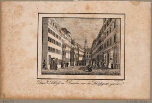 Die Schlossgasse (später Schlossstraße) in Dresden nach Norden, links das Portal in den kleinen Schlosshof, im Hintergrund Georgenbau und Turmspitze der Katholischen Hofkirche