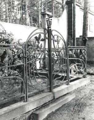 Wandgrabmal der Familie Fratzke : Wandgrabmal der Familie Fratzke. Schmiedeeisen (um 1905). Dresden-Neustadt, Albertstadt, Nordfriedhof (Garnisonsfriedhof)