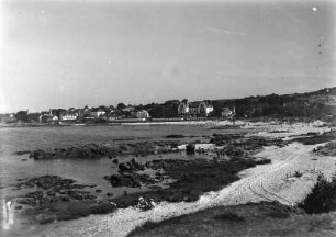 Strandpromenade : Blick über eine Strandpromenade und den belebten Strand auf der dänischen Ostseeinsel Bornholm.