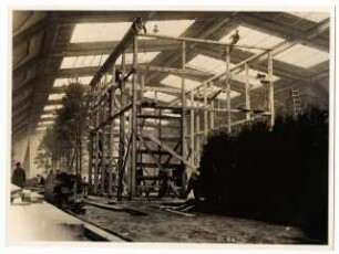 Ausstellungsgarten Deutsche Gartenbau-Ausstellung 1933, Berlin: Innenansicht Ausstellungshalle im Aufbau
