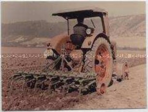 Werbefoto für einen Traktor mit Grubber