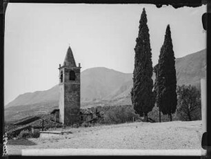 Gaino, Blick auf den Glockenturm der Kirche San Michele mit Zypressen