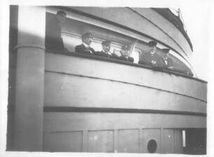 Kreuzfahrten der Hamburg-Amerika Linie, um 1911/1913. Gruppenbild mit Touristen an Reling eines Passagierdampfers