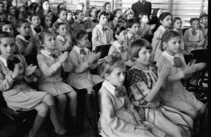 Bukarest: Casa Maresalului, Kinderpublikum klatschend