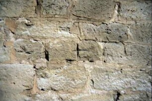 Detail Kirchenmauer: zwei nebeneinanderliegende kreuzförmige Zeichen