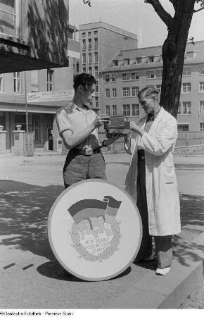 Männer mit Propagandatafel und Fahnen
