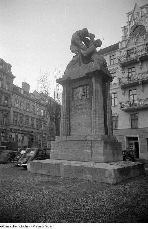 Denkmal für den Arzt und Politiker Rudolf Ludwig Karl Virchow auf dem Karlplatz in Berlin