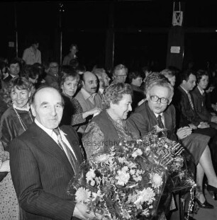 Tremsbüttel-Dorf: Mehrzweckhalle des Gemeindezentrums: Festveranstaltung der Freiwilligen Feuerwehr anlässlich der Verleihung des Bundesverdienstkreuzes des ehemaligen Bürgermeisters Theophil Bossel im Beisein seiner Ehefrau und Bürgermeister Hans-Jürgen Fock