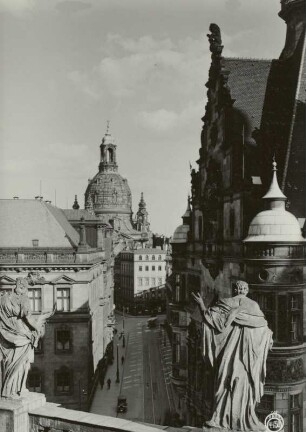 Dresden-Altstadt. Blick vom Dach der Hofkirche durch die Augustusstraße mit Ständehaus zur Frauenkirche