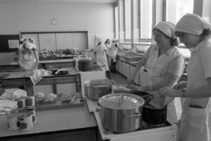 Abschlussprüfung zur Hauswirtschaftsleiterin beim hauswirtschaftlich-sozialpädagogischen Berufskolleg in der Gertrud-Bäumer-Schule