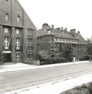 Dresden-Südvorstadt, Mommsenstraße 6. Technische Universität Dresden. Fritz-Foerster-Bau (1926; M. Dülfer). Straßenansicht mit Haupteingang und Ostflügel von Südwest