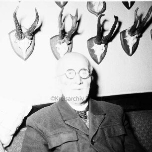 Lindemann, Otto: geboren 1862: ehemaliger Oberförster: Einwohner von Reinfeld: 95. Geburtstag: auf Sofa: an Wand Gehörne